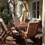 Maxglan Apartment